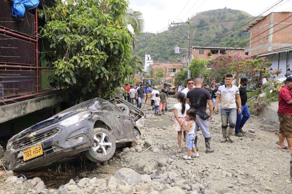 Un vehículo destruido por la avalancha en Dabeiba, Antioquia.