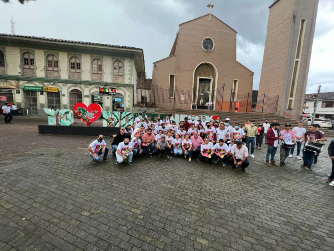 El precandidato a la Presidencia, Alejandro Char y su comitiva.Foto: Prensa Alex Char