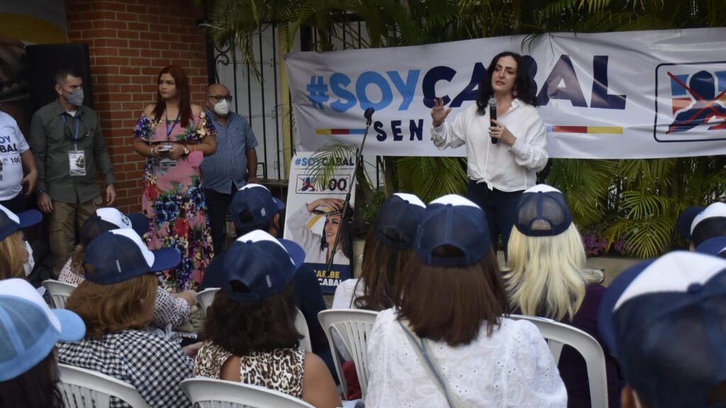 En una actividad de campaña, la senadora María Fernanda Cabal en Barranquilla.