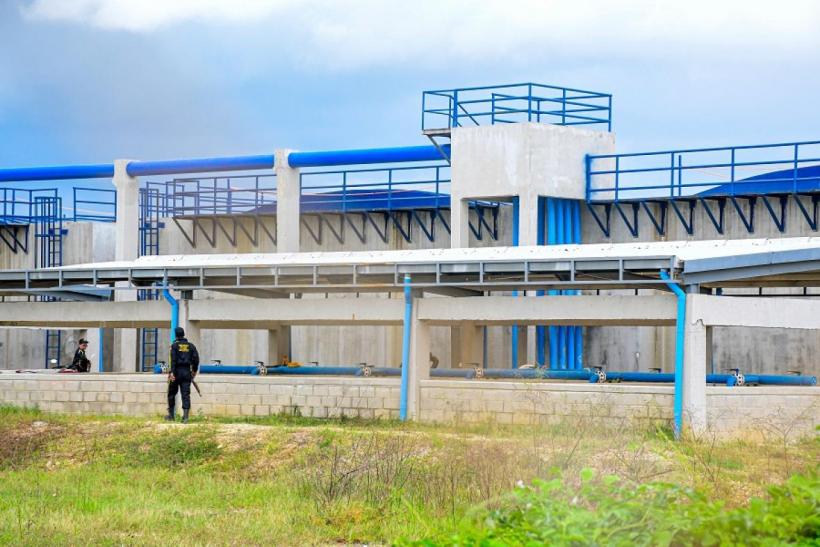 Planta de Tratamiento de Aguas Residuales entre la maleza.