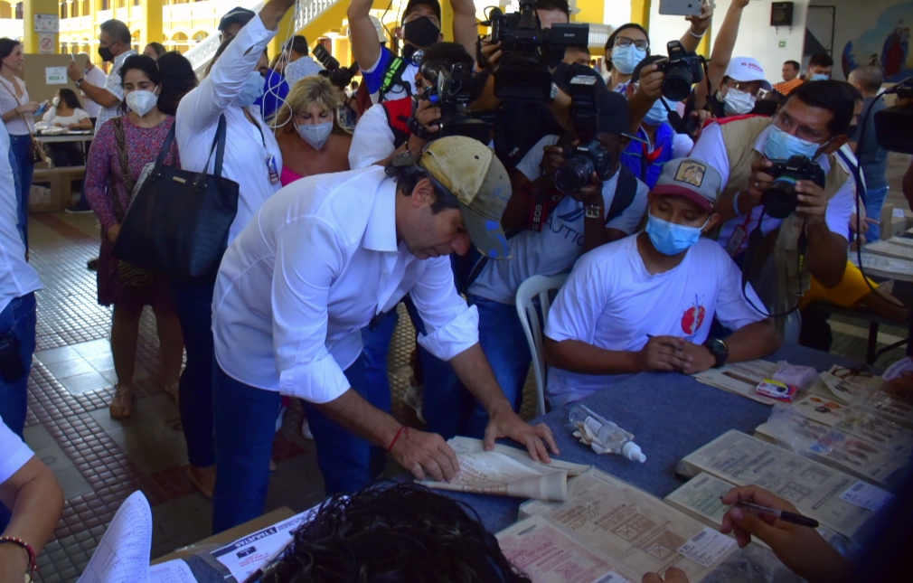 Alex Char, de Equipo por Colombia, vota en el puesto de La Salle.