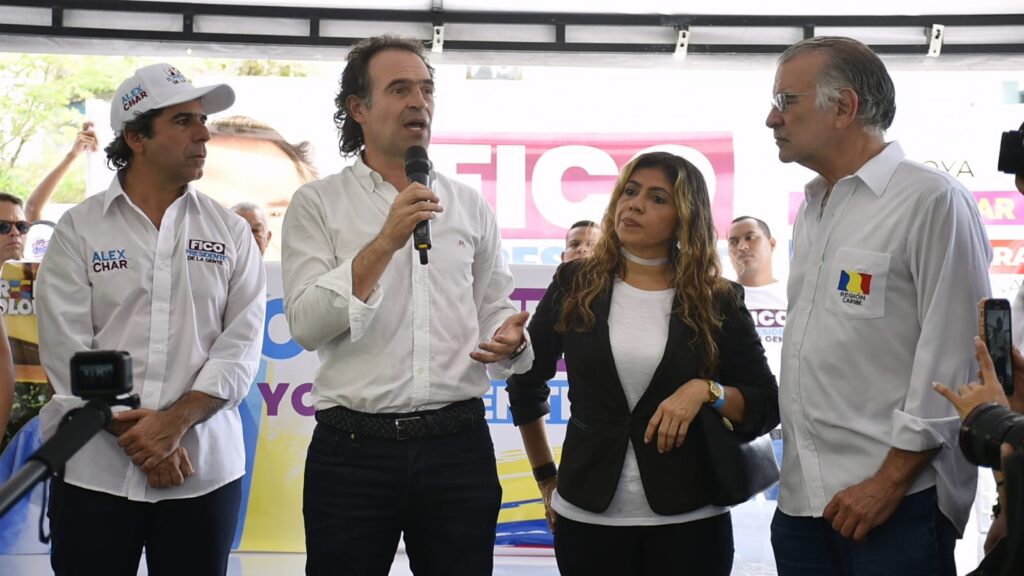El exalcalde de Barranquilla, Alejandro Char; el candidato presidencial Federico Gutiérrez; la directora de Asocentro, Dina Luz Pardo y el exgobernador del Atlántico, Eduardo Verano