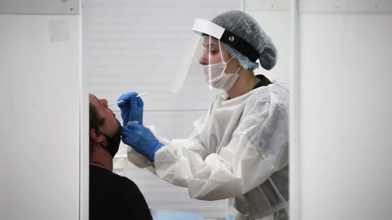 Las pruebas de covid-19 no son lo único que deben pasar los que quieran acercarse a Putin.