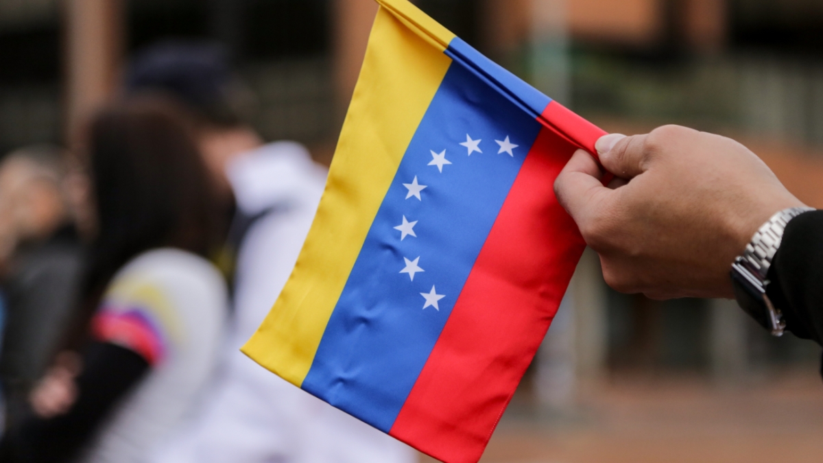 Petro echa para atrás decisión de exigir pasaporte vigente a venezolanos