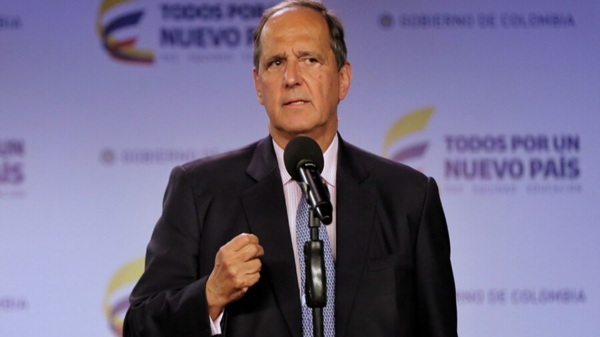 Ricardo Bonilla aún no debe renunciar