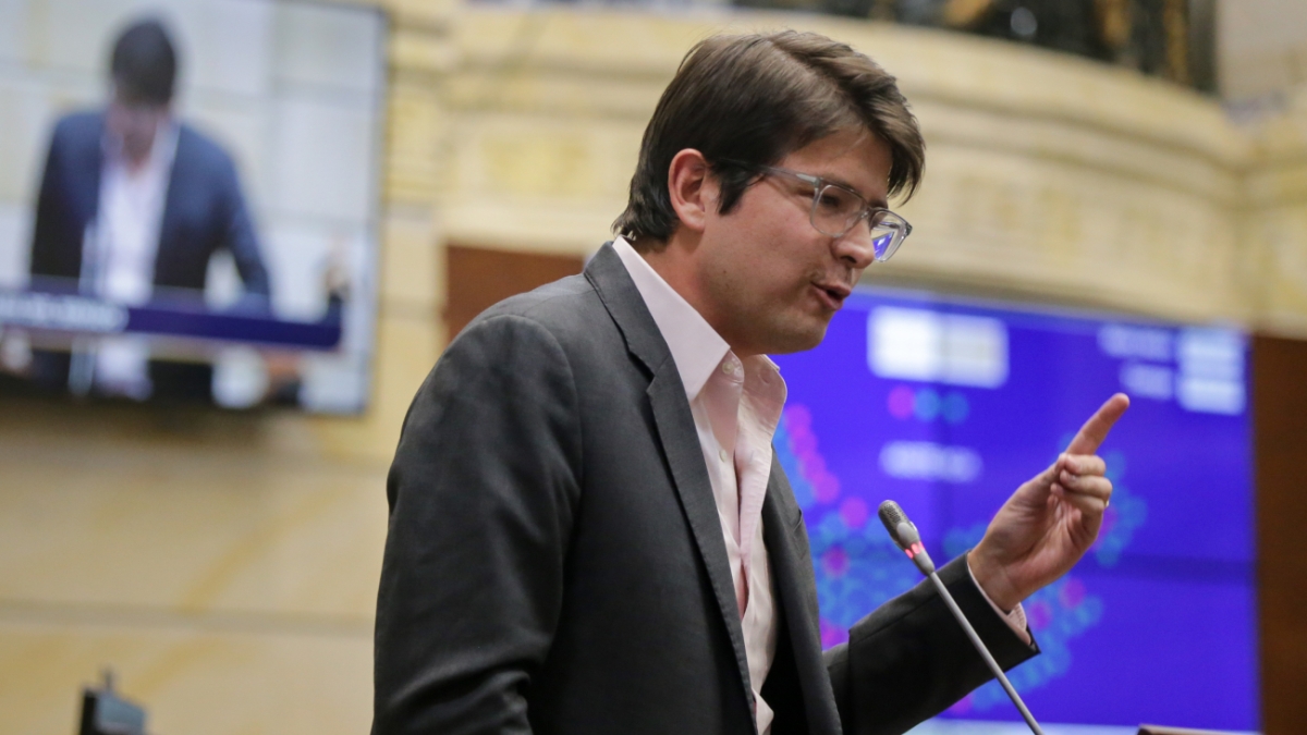 Senador Uribe critica